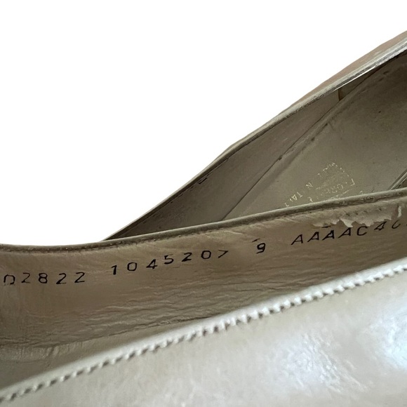 Ferragamo • Vintage Cream Chunky Heels with Tortoise Buckle Detail Size 9 - Picture 7 of 9